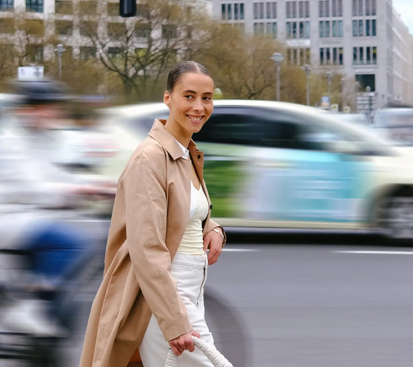 Frau die durch den Stadtverkehr läuft
