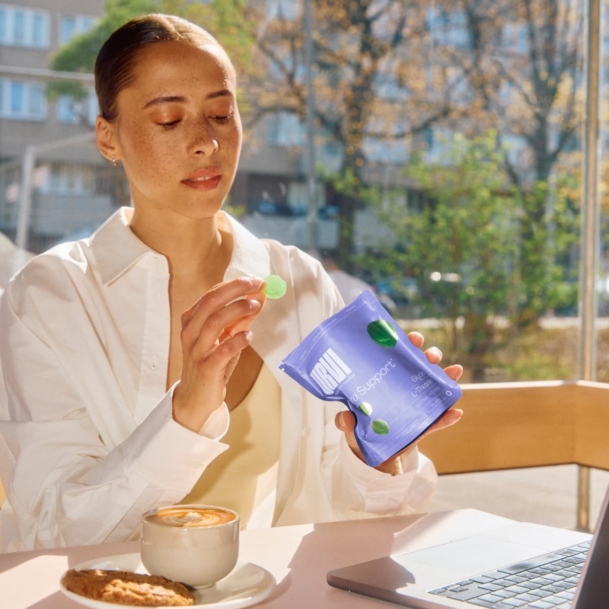 URVI Neuro Support Gummies im Kaffee